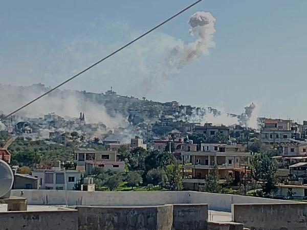 Opublikowane przez HRW zdjęcie z nieznanego źródła mające przedstawiać co najmniej dwa pociski z białym fosforem zostały zdetonowane w powietrzu nad dzielnicą mieszkalną w mieście Yohmor w południowym Libanie, 3 marca 2026 r.