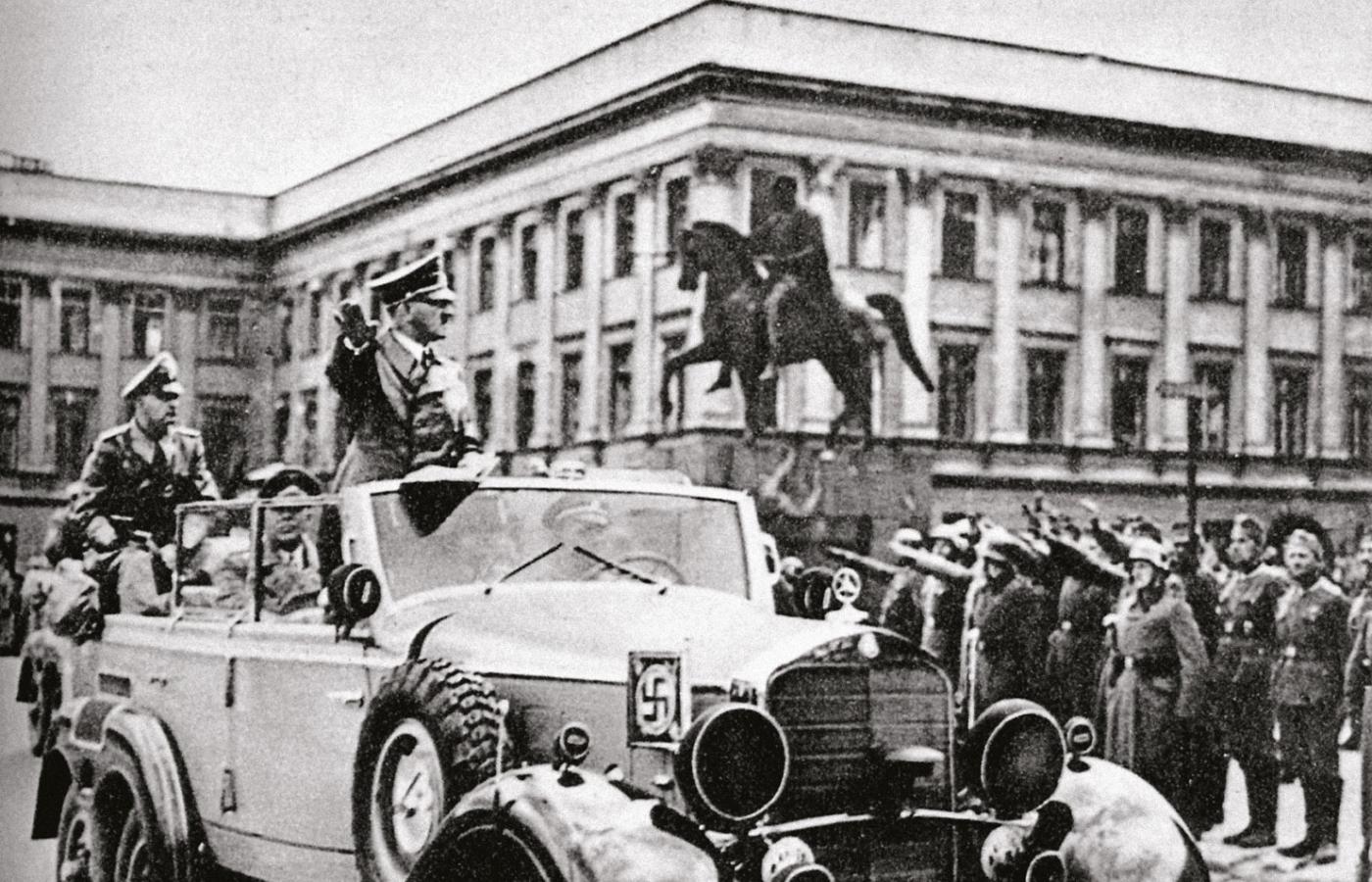 Adolf Hitler na pl. Piłsudskiego w Warszawie, w tle Pałac Saski i pomnik ks. Józefa Poniatowskiego, 5 października 1939 r.