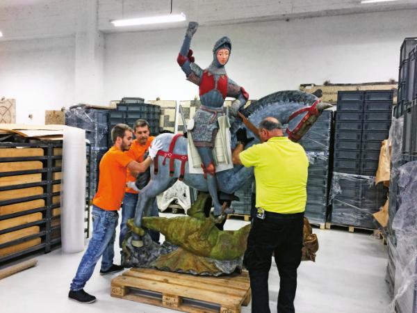 XVI-wieczna rzeźba św. Jerzego z kościoła San Miguel de Estella w Nawarze po nieudanej renowacji.