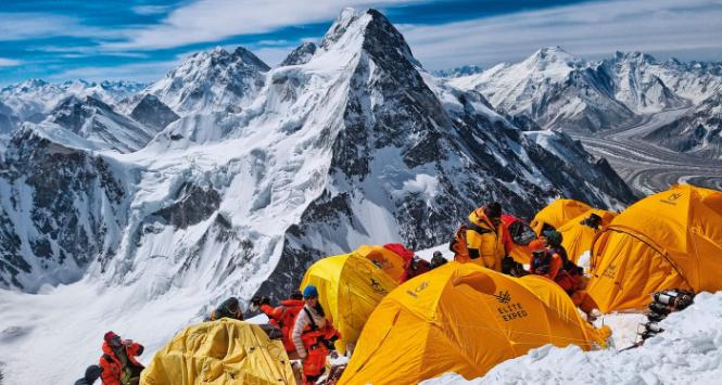 K2 to góra stroma, wymagająca kondycji, doświadczenia wspinaczkowego, jak i mocnej psychiki.