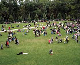 Rozmodleni ludzie na polach pod Jasną Górą.