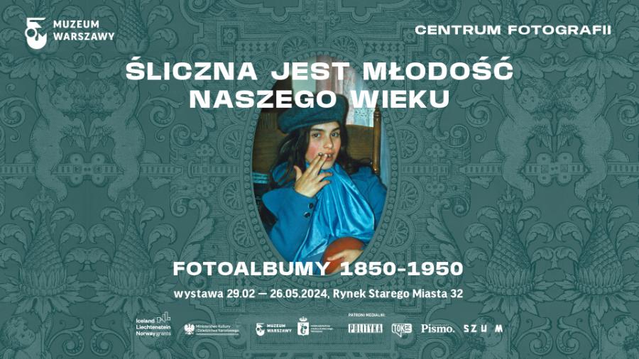 Identyfikacja wizualna: Joanna Bębenek; w tle fragment zdobionej karty z albumu Renaissance z przełomu XIX i XX w. z kolekcji Muzeum Warszawy oraz fotografia z kolekcji rodzinnej Igora Omuleckiego Wspólna sprawa: 1968–1983, 2023, dzięki uprzejmości artysty.