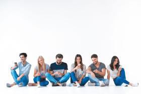 „W Polsce z aplikacji randkowych korzysta 2,5 mln ludzi. Trudno uznać, że wszyscy, którzy mają tę apkę w telefonie, są nieudacznikami”.