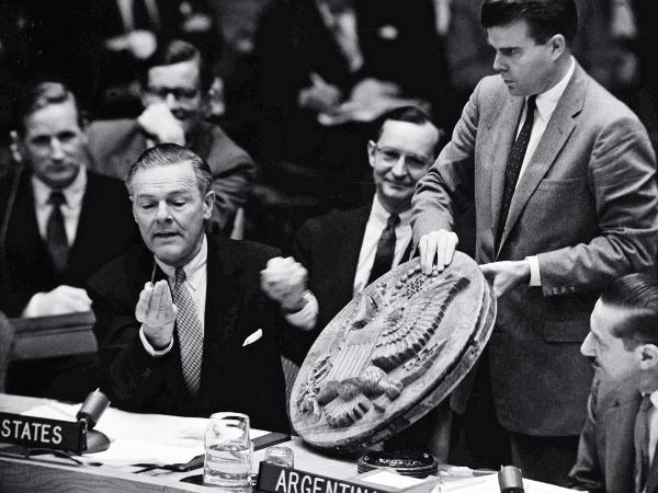 Ambasador USA przy ONZ Henry Cabot Lodge pokazuje Radzie Bezpieczeństwa urządzenie podsłuchowe podłożone w ambasadzie USA w Moskwie, 1960 r.