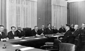 Marszałek senatu II kadencji Julian Szymański z przedstawicielami klubów parlamentarnych, 1930 r.