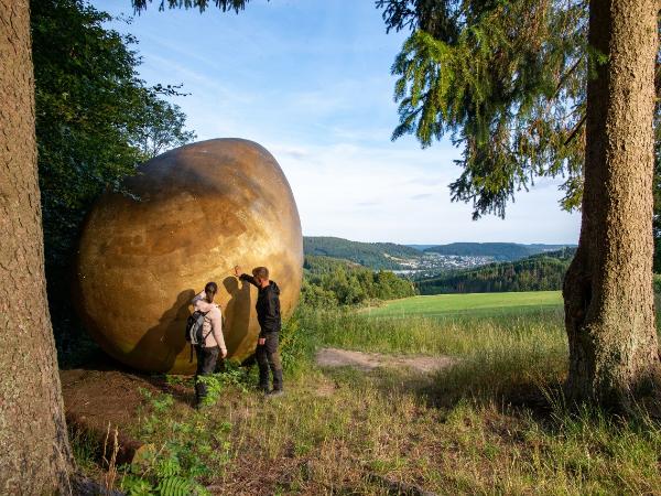 Wald Skupturen Weg, rzeźba „Złote Jajo” na trasie z instalacjami artystów