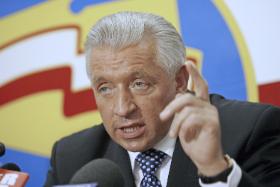 Andrzej Lepper zapowiadał w Sejmie „koniec Wersalu”, był buńczuczny i brutalny, ale trafił na znacznie twardszych zawodników.