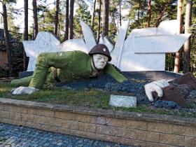 Pomnik sapera (łącznościowca?) w Kęszycy Leśnej. Dziś radziecką gwiazdę na hełmie zastąpił orzełek.
