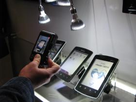 Czytniki e-booków oparte o technologię e-ink wchodzą w nową fazę - ekrany kolorowe, dotykowe i jeszcze bardziej odporne na ostre światło słoneczne.