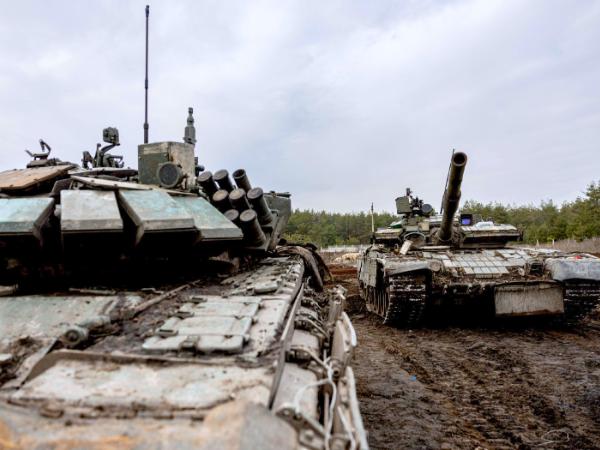 Czołg T-80 (z prawej) i T-72 (z lewej) wykorzystywany w walce przez ukraińskie wojsko na wschodzie Ukrainy, grudzień 2022 r.