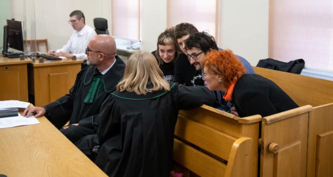 Proces był kompromitacją – prawną i moralną – polskiej prokuratury. Wytoczony został, by odstraszyć wolontariuszy od niesienia pomocy humanitarnej osobom, którym polskie władze bezprawnie odbierają prawo do złożenia prośby o ochronę międzynarodową. Zdjęcie z sądu w Hajnówce ze stycznia 2025 r.