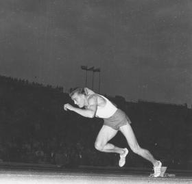 Wielkie emocje budziły również inne zawody sportowe, jak Mistrzostwa Europy w Lekkoatletyce w 1962. Z bloku wystrzelił, równie szybko jak błysk flesza, Marian Foik. Polski medalista olimpijski zwany był „białą błyskawicą”. Warszawa.