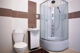 Na prawo od holu strefa VIP: sale 2-osobowe, z łazienką, dostępem do bezprzewodowego Wi-Fi i plazmową telewizją u sufitu, by klient czuł się jak u siebie w domu.