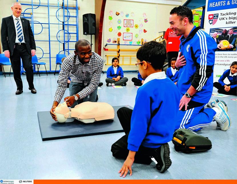 Tak jest. Teraz piłkarz pokazuje w brytyjskich szkołach, jak używać defibrylatora.