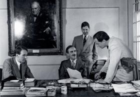 Donald Maclean (na fot. po prawej), także znany sowiecki szpieg, jako pierwszy sekretarz ambasady brytyjskiej w Waszyngtonie, 1947 r.
