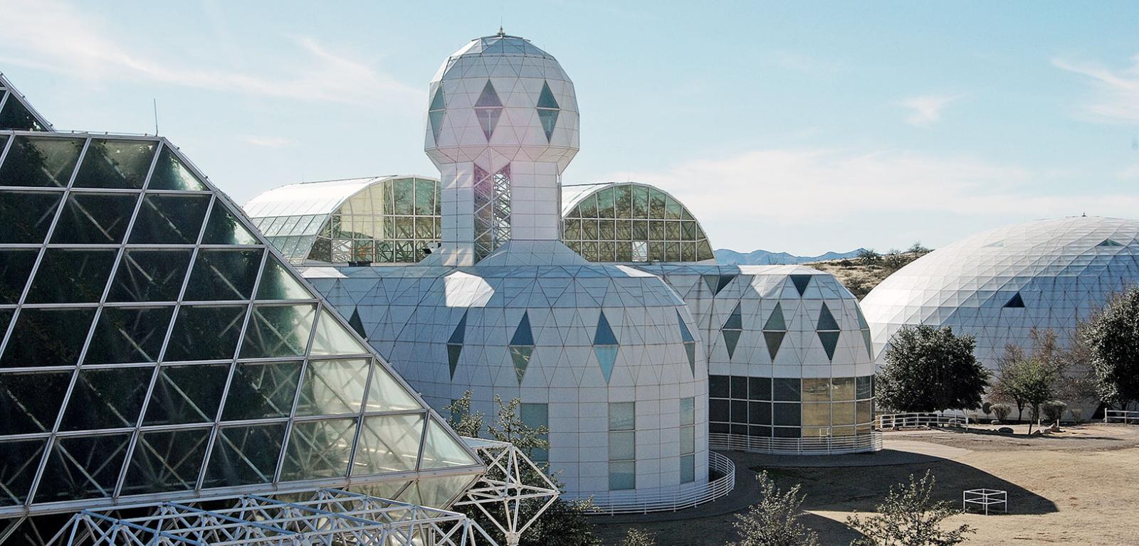 Długie loty ­kosmiczne wymagają ­wyjątkowo odpornej psychiki. Przeprowadzony pod koniec lat 80. ­projekt Biosfera 2 (zdj. lewe) udowodnił, że jeszcze wiele mamy do zrobienia...