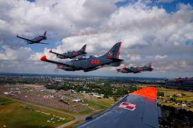 Gospodarze w akcji, czyli pokazy akrobacyjne radomskich Orlików. Zespół powstał w 1998 r.