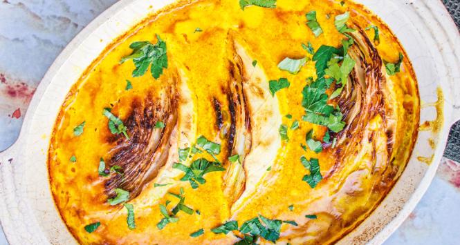 Curry z kapustą podawaj z ryżem, komosą ryżową lub ulubioną kaszą.