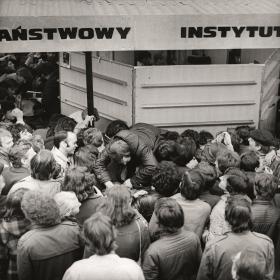 Dziś trudno o taki widok: o książki toczono prawdziwe boje. Zmuszały do tego naturalnie niskie nakłady. Dość wspomnieć PRL-owski dowcip: „Dlaczego w Wąchocku zamknięto bibliotekę? – Bo ukradli obie książki”.