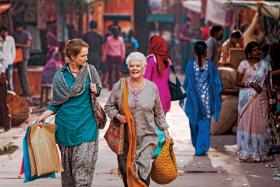 Judi Dench jako emerytka emigrantka w filmie „Drugi Hotel Marigold”. Wielu rówieśników ruszyło w jej ślad.