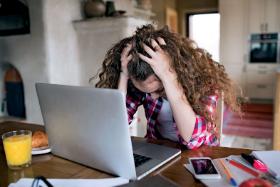 Młodzi są wyczerpani niepewnością i tytaniczną pracą. Na przeciążenie materiałami szkolnymi narzeka 63 proc. nastolatków.