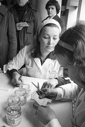 …precyzja, z jaką są traktowane jest godna podziwu. Liczba osób zaangażowanych w funkcjonowanie systemu kartkowego wielokrotnie przewyższa liczbę rzeźników.