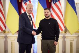 Biden w Kijowie zapowiedział nowy pakiet pomocy, kolejne dostawy amunicji i rakiet do zestawów HIMARS.