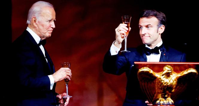 Prezydenci USA Joe Biden i Francji Emmanuel Macron podczas kolacji w Białym Domu, 2 grudnia 2022 r.