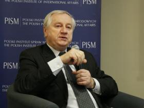 Profesor Centrum Europejskiego UW Bogdan Góralczyk, znawca protokołu dyplomatycznego, szef gabinetu ministra spraw zagranicznych Włodzimierza Cimoszewicza, ambasador tytularny