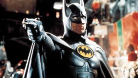 „Powrót Batmana”, reż. Tim Burton, 1992 r. Święta w Gotham, w wersji Tima Burtona, z czasów, gdy jeszcze kręcił ciekawe filmy, a nie efekciarskie „Alicje w Krainie Czarów” i nudne „Mroczne cienie”. Batman mierzy się tu z granym przez Danny’eg DeVito Pingwinem, a Mrocznego Rycerza wspomaga (tak jakby) najlepsza Kobieta-Kot w historii, czyli Michelle Pfeiffer. Przede wszystkim zaś w filmie tym zniszczenie miasta Gotham ma się odbyć z użyciem armii pingwinów, z których każdy wyposażony jest w przymocowaną do grzbietu rakietę – te zaś pomalowano w świąteczne, biało-czerwone pasy. Ho. Ho. Ho.