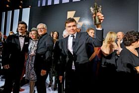 Reżyser nagrodzonej Złotymi Lwami „Ostatniej Rodziny” Jan P. Matuszyński z ekipą aktorską w tle