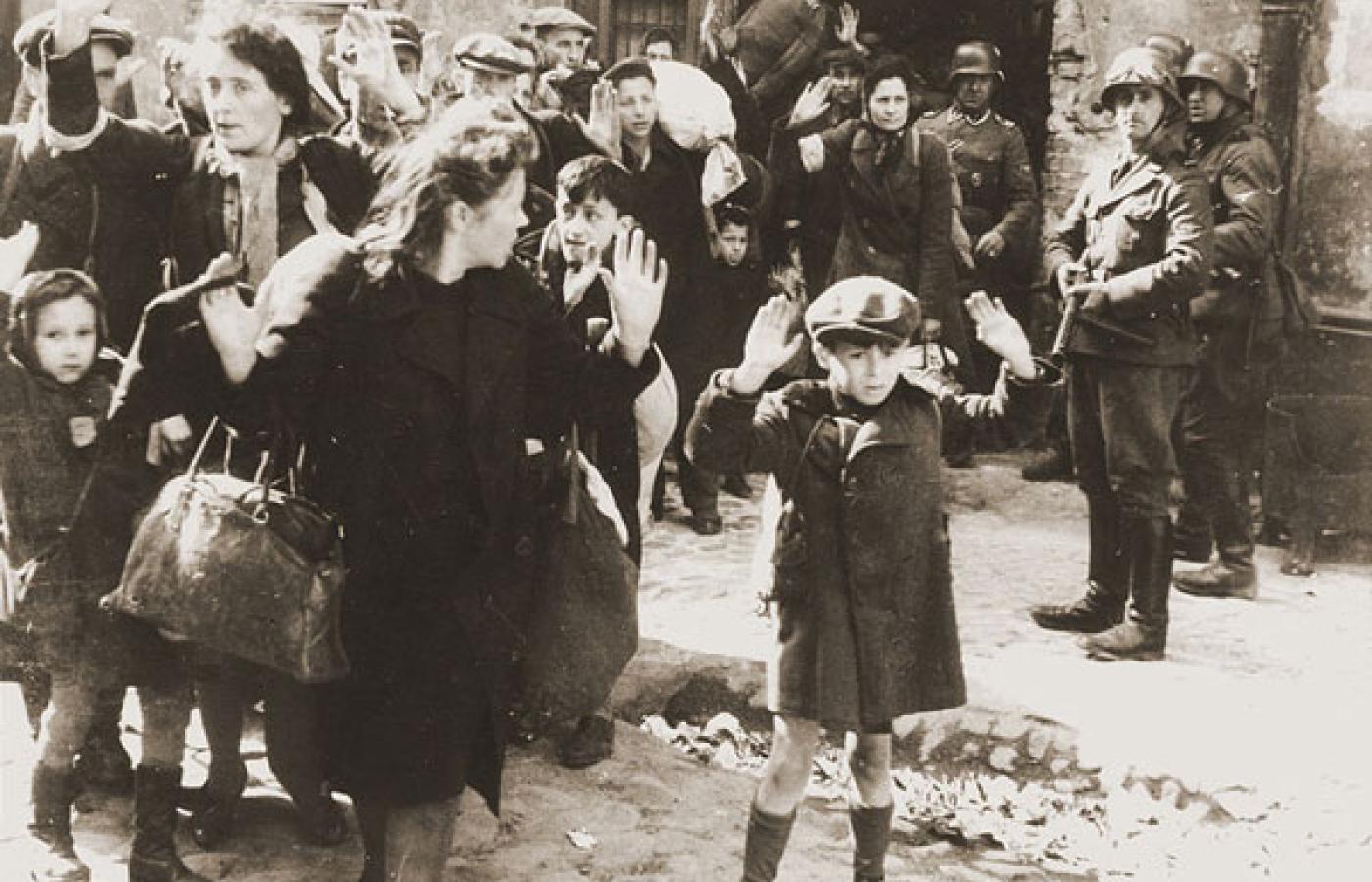 Żydzi powstają 19 kwietnia w reakcji na próbę ostatecznej już likwidacji getta. Pozostało w nim już tylko ok. 60 tys. ludzi - reszta z ponad 400 tys. zginęła z głodu, chorób bądź w komorach gazowych. Fot. Wiki