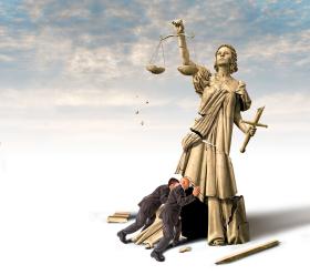 Przejmowanie wymiaru sprawiedliwości przebiega według logicznego planu.