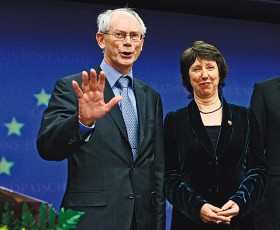 Kac po Lizbonie. Europa przyjęła traktat  z Lizbony wybrała też sobie twarze. Przewodniczącym Rady Europejskiej został Belg Herman van Rompuy, a wysoką przedstawicielką ds. zagranicznych Brytyjka Catherine Ashton.