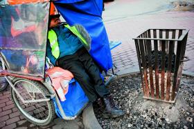 Obywatel RP przysnął rano przy ciepłym koksowniku. Dyżurują pod sejmem 24h na dobę.