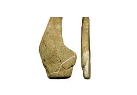 Znaleziona w Jaskini Obłazowej płytka piaskowca sprzed 13 tys. lat, schematycznie oddająca kobiece kształty.