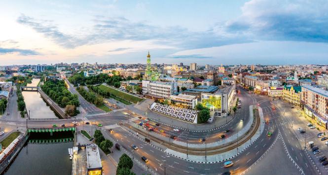 Tak Charków wyglądał przed wojną: widok na rzekę Charków i hotel Pałacowy niedaleko placu Wolności.