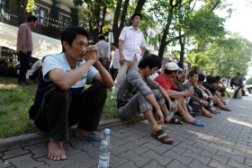 Chińscy robotnicy, którzy stracili pracę w Polsce koczują pod ambasadą.
