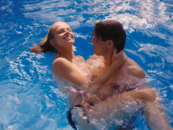 „Dzisiaj, gdy gramy stosunek płciowy, nie ma obawy naruszenia cudzej cielesności. Wszystko podlega kontroli. Są specjalne poduszki, zasłonki, które budują dystans, co dodatkowo wzmacnia komfort”.