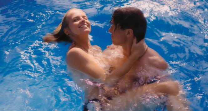 „Dzisiaj, gdy gramy stosunek płciowy, nie ma obawy naruszenia cudzej cielesności. Wszystko podlega kontroli. Są specjalne poduszki, zasłonki, które budują dystans, co dodatkowo wzmacnia komfort”.