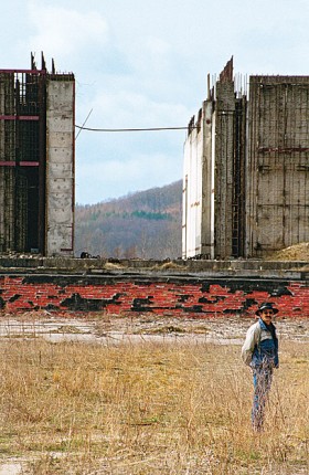 Zbigniew Sawiniec, murarz, był jednym z kilku tysięcy robotników stawiających betonową konstrukcję. Do dziś przychodzi na miejsce największego placu budowy w swoim życiu. Żarnowiec, 2005