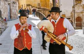 Uliczni muzycy w strojach ludowych w średniowiecznym miasteczku Scano, Abruzja