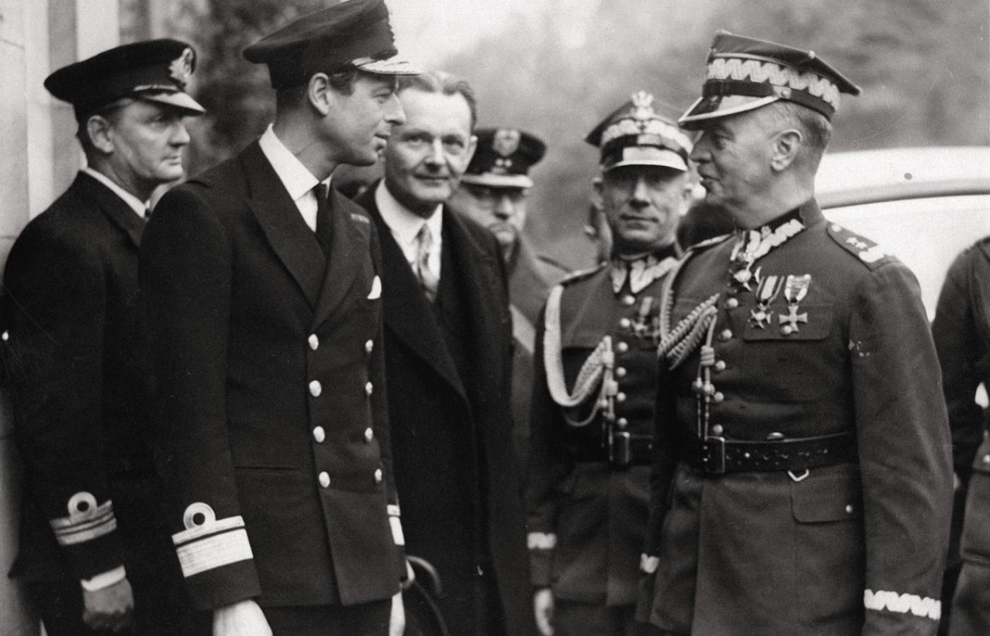 Książę Jerzy, diuk Kentu, z gen. Sikorskim podczas odwiedzin polskich żołnierzy w Wielkiej Brytanii, listopad 1939 r.