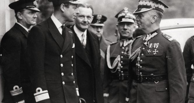 Książę Jerzy, diuk Kentu, z gen. Sikorskim podczas odwiedzin polskich żołnierzy w Wielkiej Brytanii, listopad 1939 r.