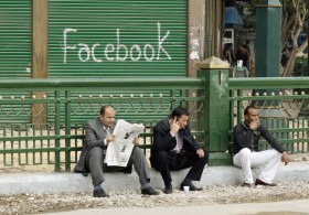 Courtney C. Radsch, badaczka mediów na Bliskim Wschodzie uważa, iż Twitter, SMS i Facebook były kluczowymi narzędziami używanymi przez aktywistów do mobilizacji i komunikowania się, nie były jednak ani powodem protestów, ani ich siłą napędową.