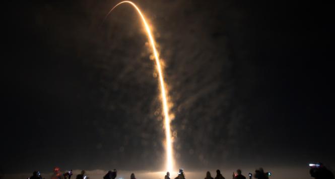 Vandenberg Space Force Base w Kaliforni. Rakieta Falcon 9 (SpaceX) wynosi sondę DART w przestrzeń kosmiczną.