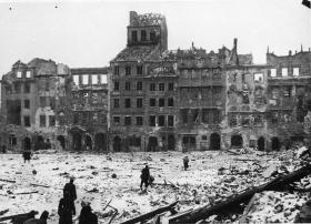 Zdjęcie zniszczonej Warszawy. Fotografia z 1945 r.