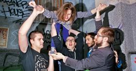 Pięć siódmych Klancyka w szale improwizacji przed warszawskim klubem Powiększenie.