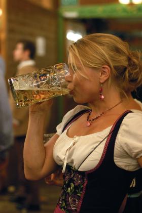 Króluje oczywiście piwo. Dostępne jest tylko to warzone w bawarskich browarach. Szacuje się, że goście wypijają ok. 7,5 milionów tego trunku.