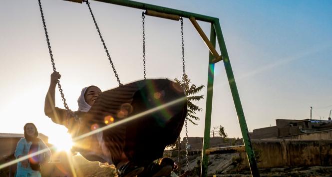 W centrum Kabulu jest utrzymywany za rządowe pieniądze ogród, gdzie mogą przebywać tylko kobiety i dzieci, nienagabywane ani nieobserwowane przez mężczyzn, co zdarza się w publicznych i dostępnych dla wszystkich parkach.